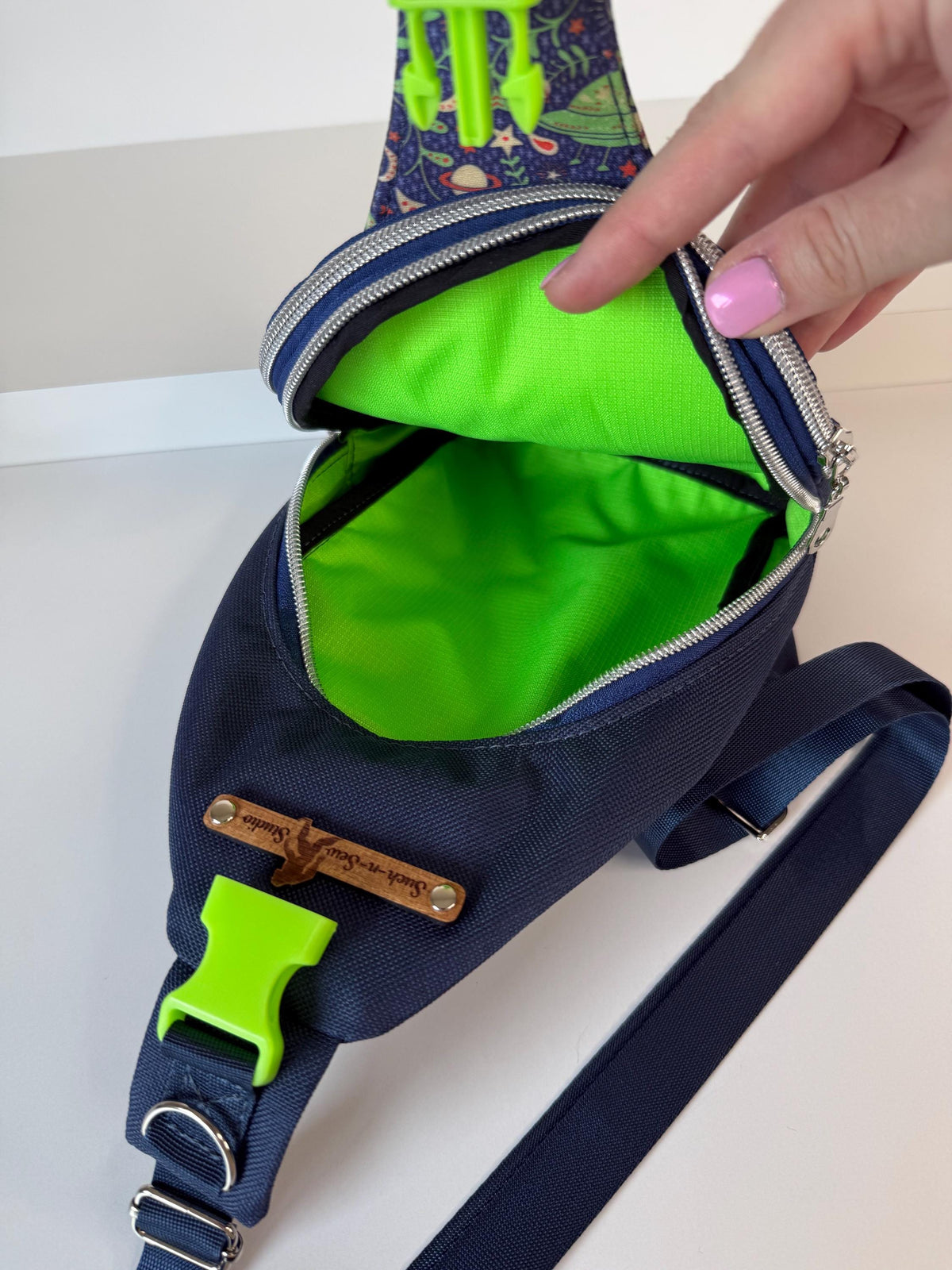 Alien Folk Damask Arnika Sling Bag