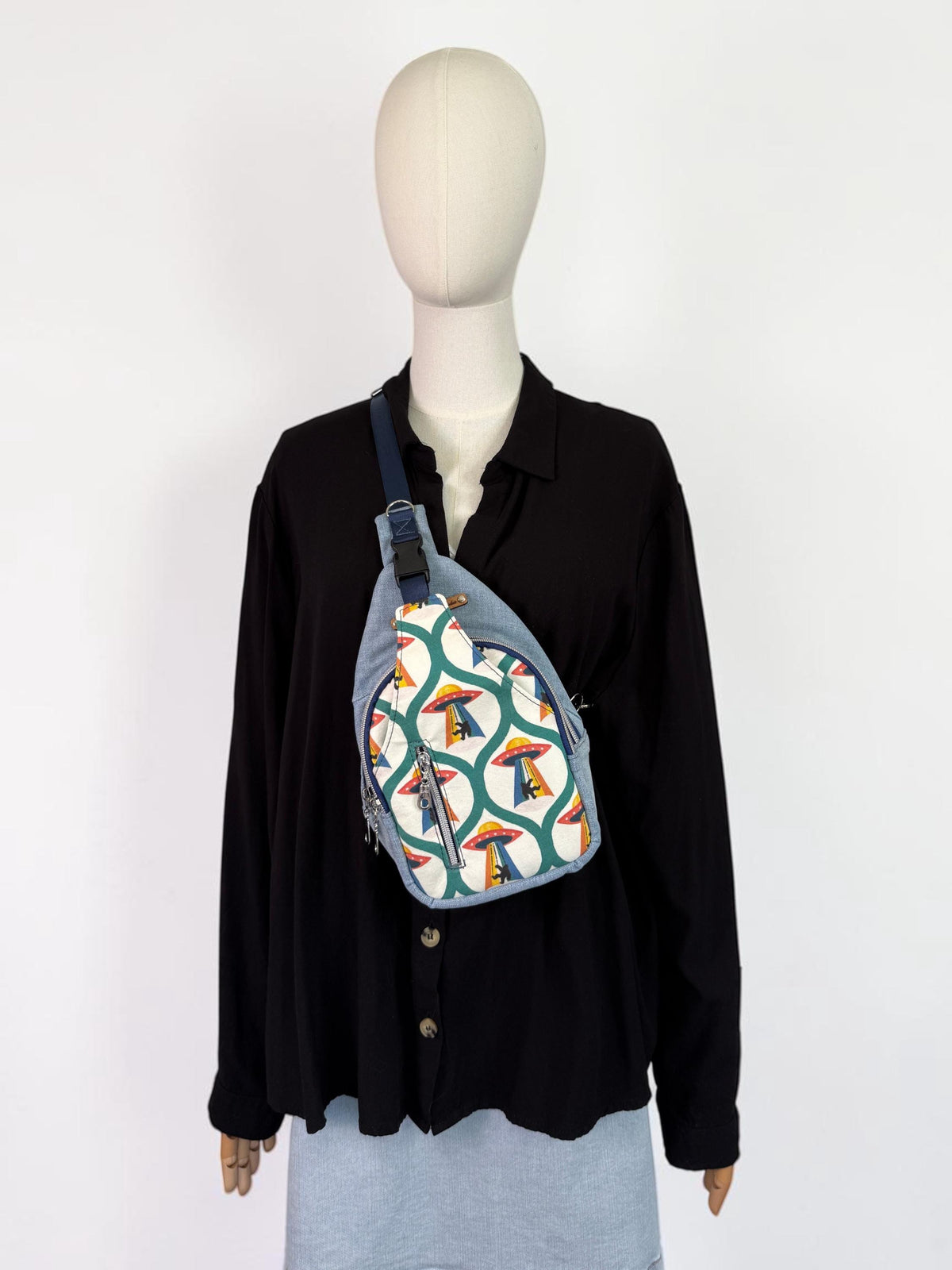 Alien Abducting Bigfoot Arnika Sling Bag